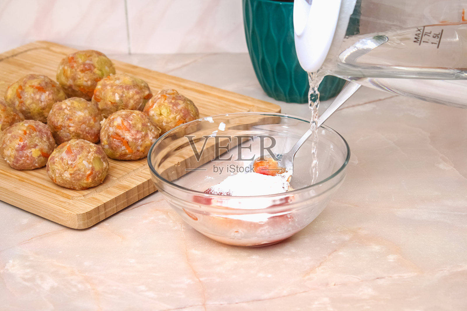 一名男子将热水倒入酱汁中，用慢炖锅煮白菜卷。照片摄影图片