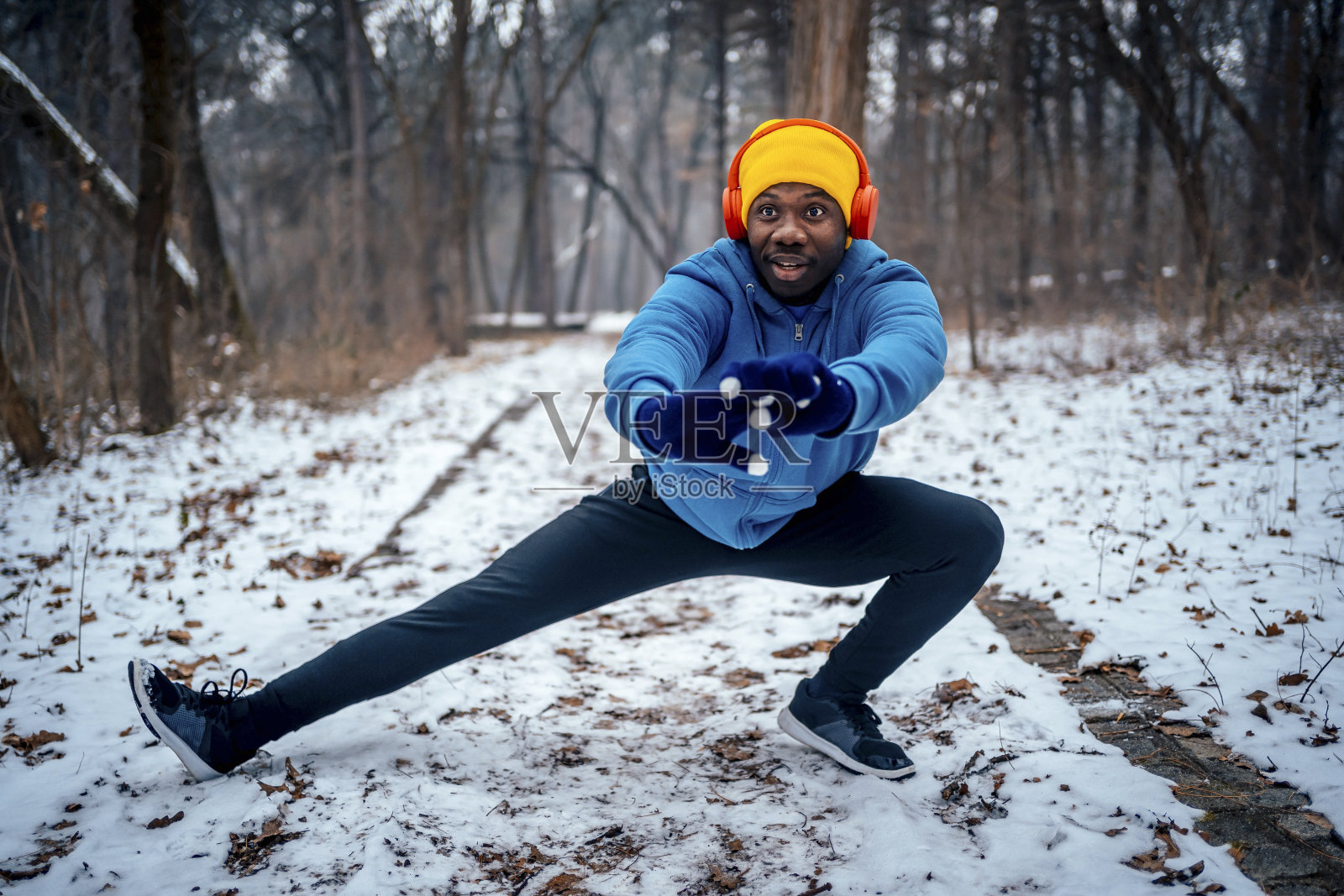 在森林里锻炼的人照片摄影图片