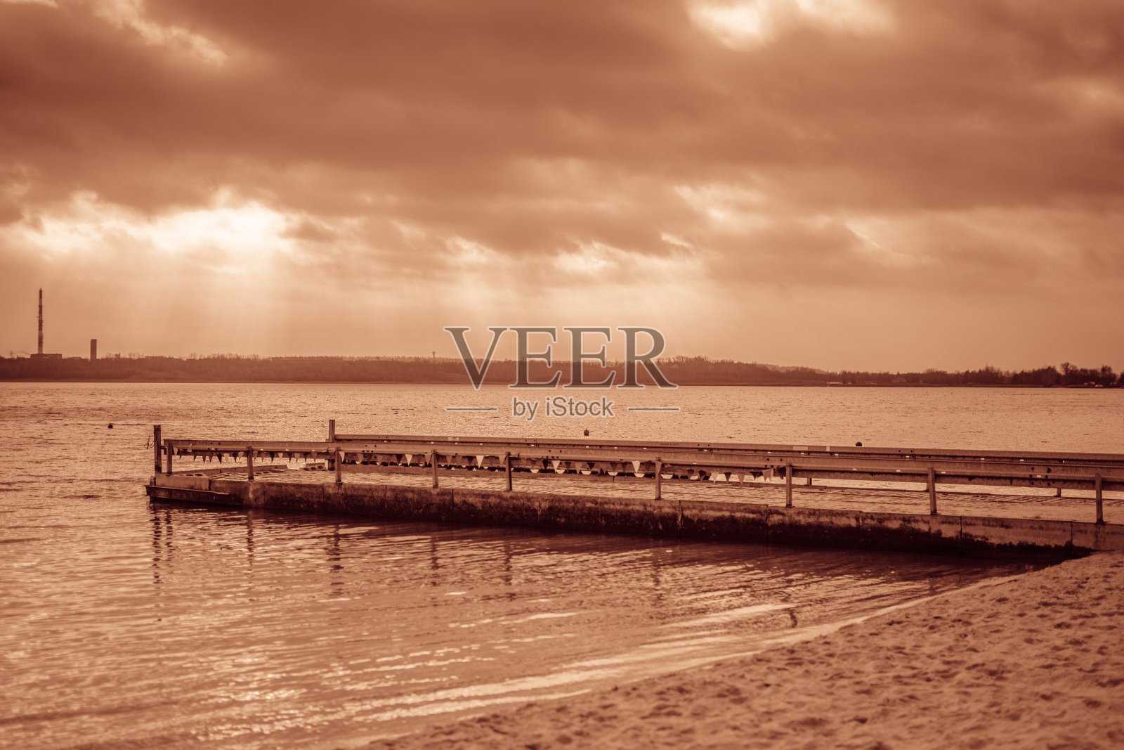 湖上的码头照片摄影图片