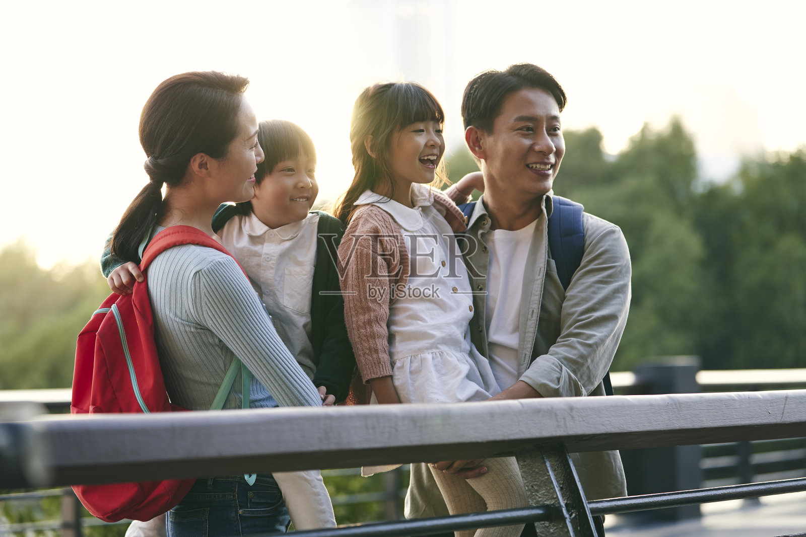 亚洲家庭带着两个孩子在城市公园看风景照片摄影图片