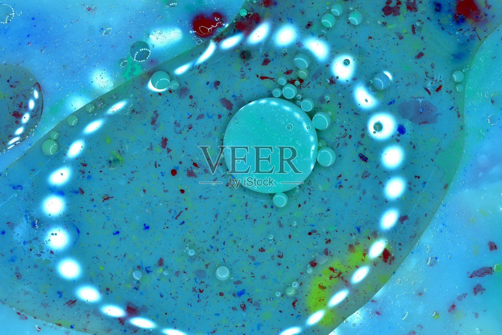 肥皂泡在蓝色背景的透明液体中。照片摄影图片