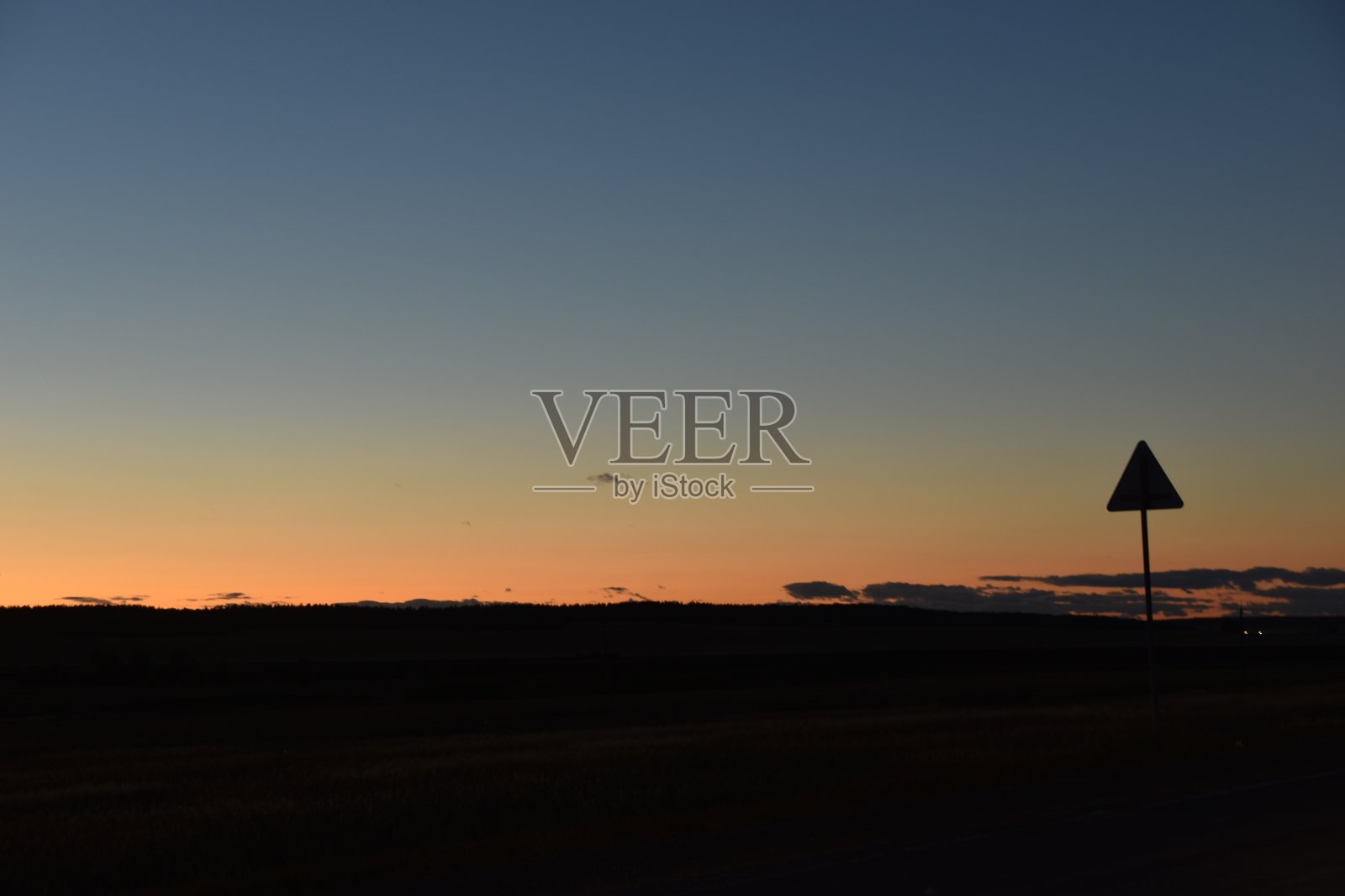 傍晚，月光照耀着蓝天下的田园风光照片摄影图片