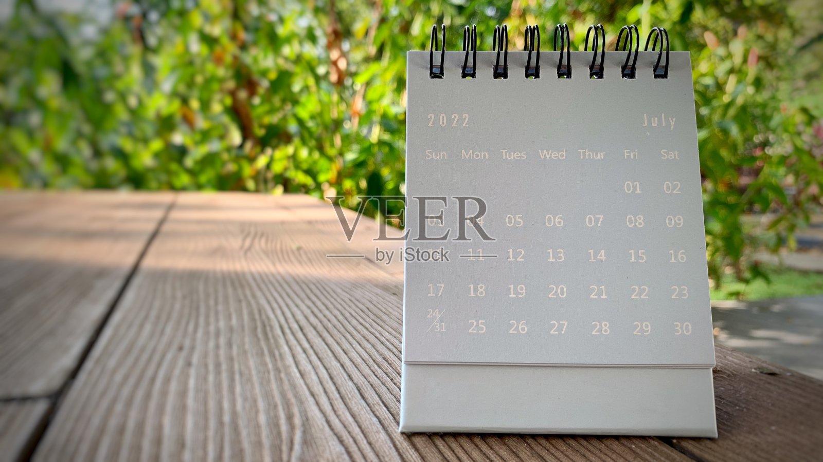 浅蓝色2022年7月日历，绿色背景，励志名言。动机的概念。照片摄影图片