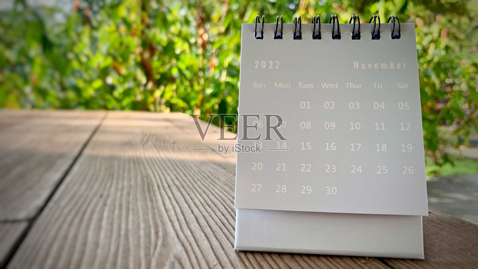 浅蓝色2022年11月日历，绿色背景，励志名言。动机的概念。照片摄影图片