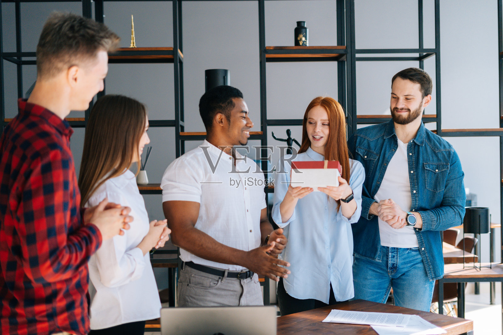 快乐的女老板代表整个团队致贺词。照片摄影图片