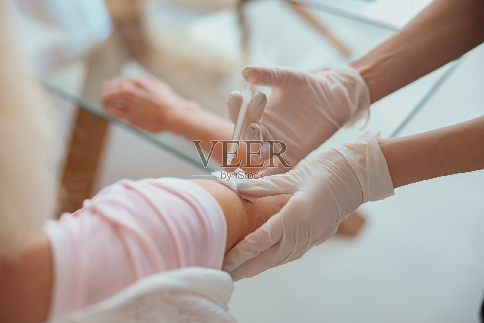 护士在客厅给女长辈打针照片摄影图片