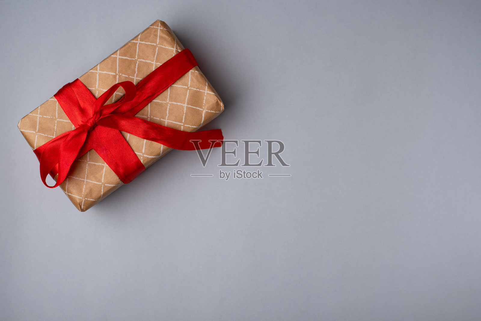 浅蓝色背景的红丝带礼盒。照片摄影图片