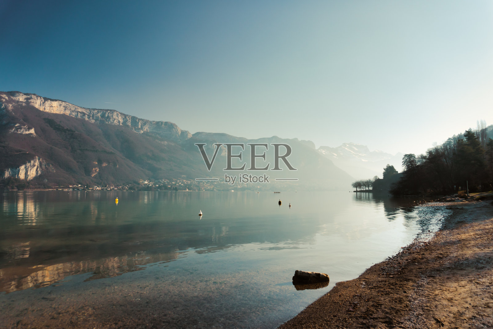 安奇湖上宁静的早晨照片摄影图片