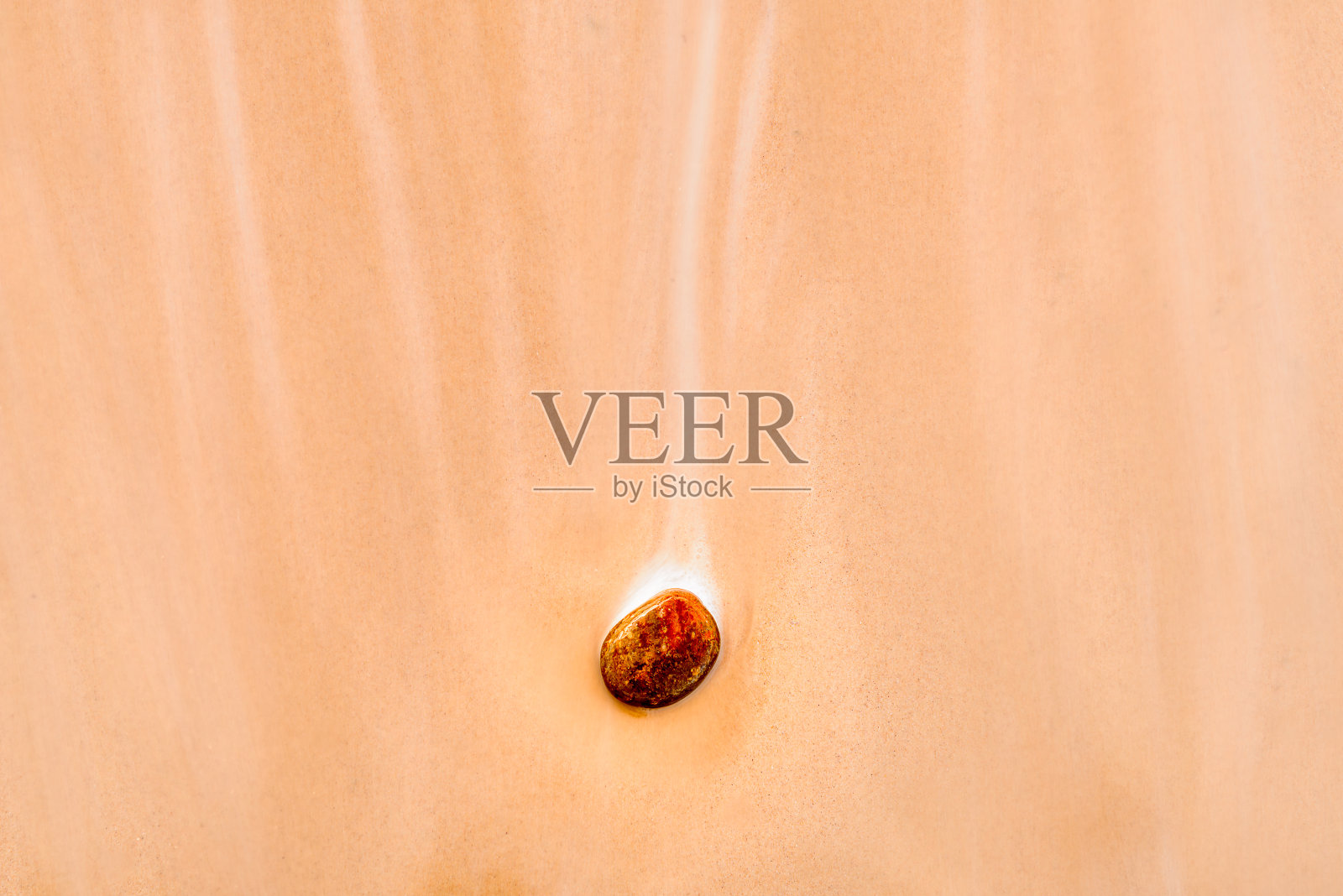 持有。海滩上的人，从上到下照片摄影图片