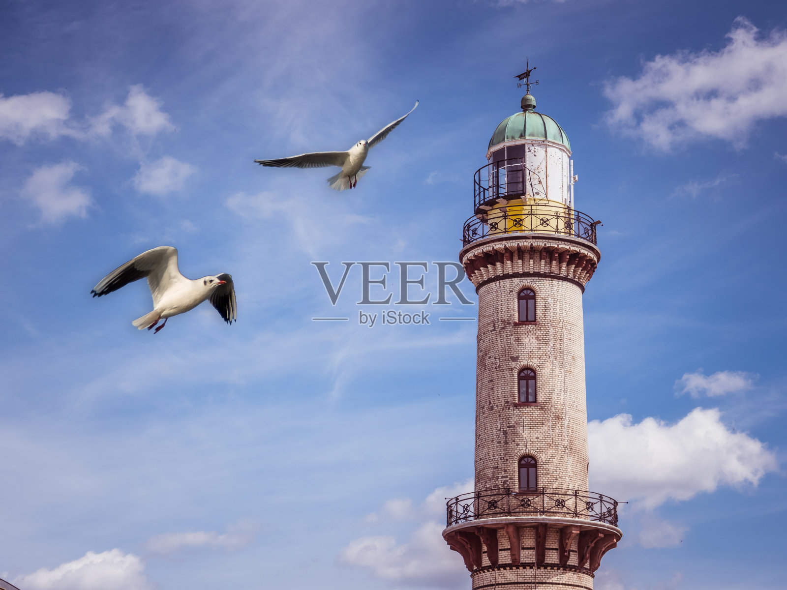 瓦尔纳明德的灯塔和波罗的海上的海鸥照片摄影图片