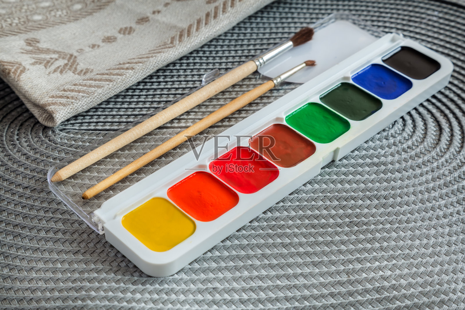 水彩颜料在一个案例和画笔。照片摄影图片