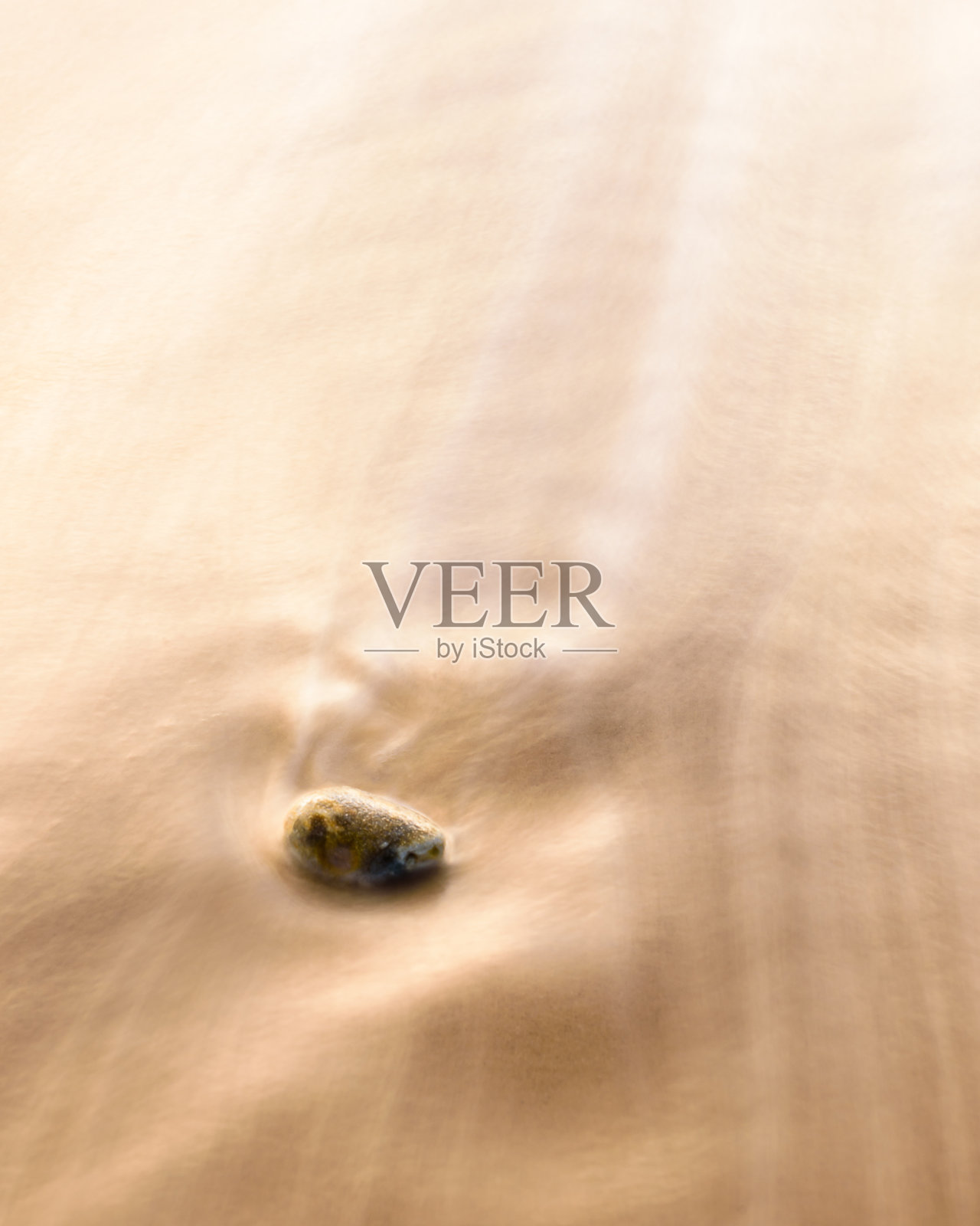 海滩上的人们在反冲，角度的观点照片摄影图片