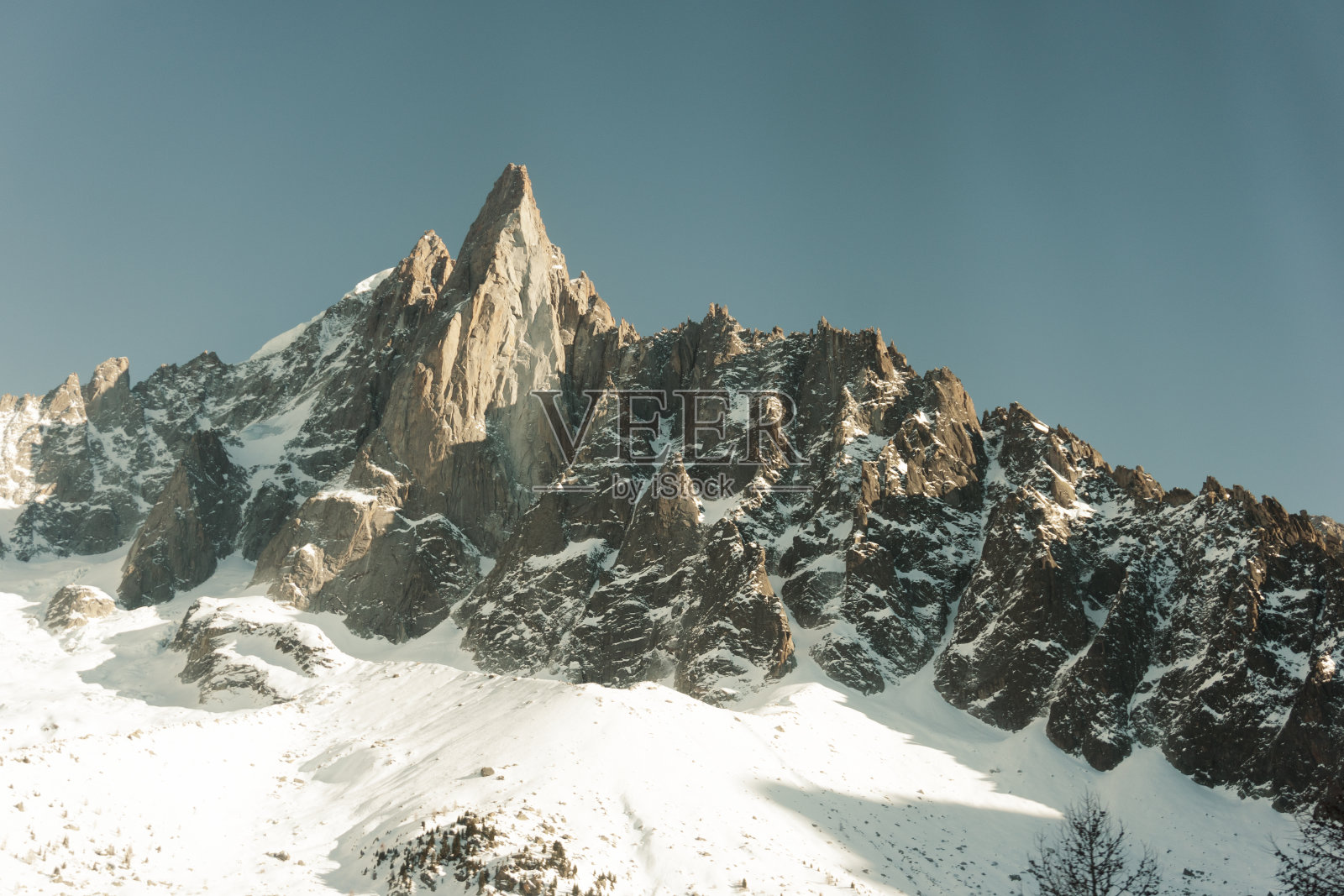 冬天法国阿尔卑斯山的鸟瞰图照片摄影图片
