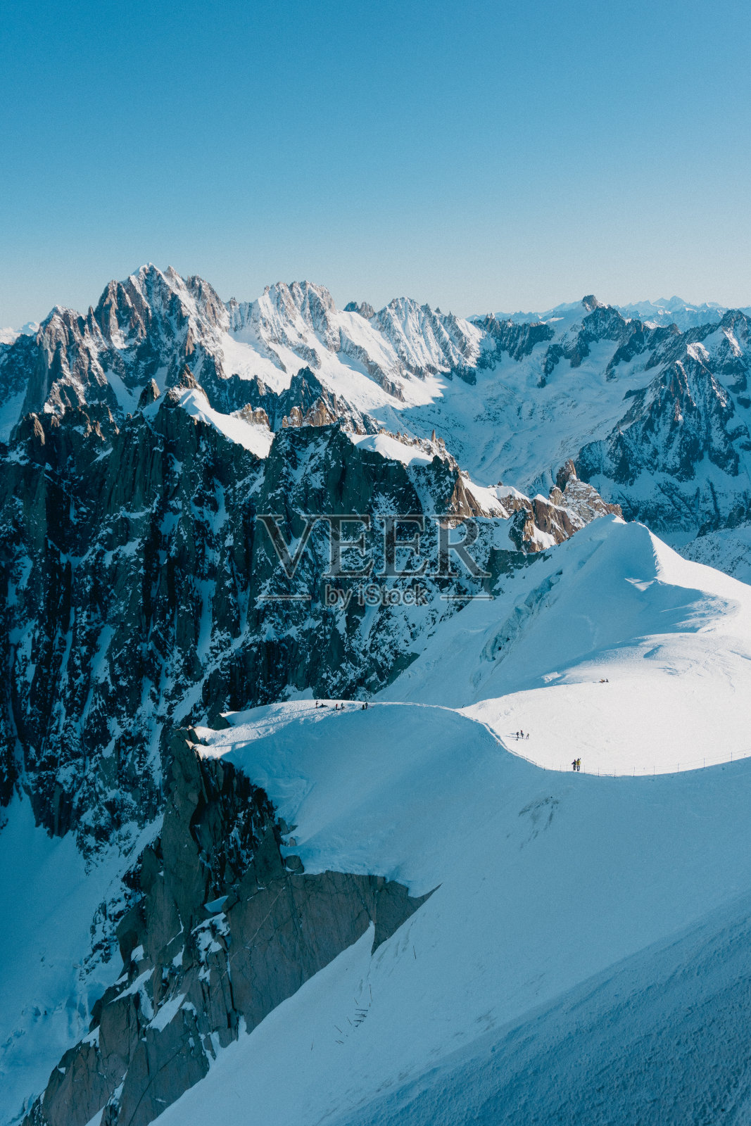 冬天法国阿尔卑斯山的鸟瞰图照片摄影图片