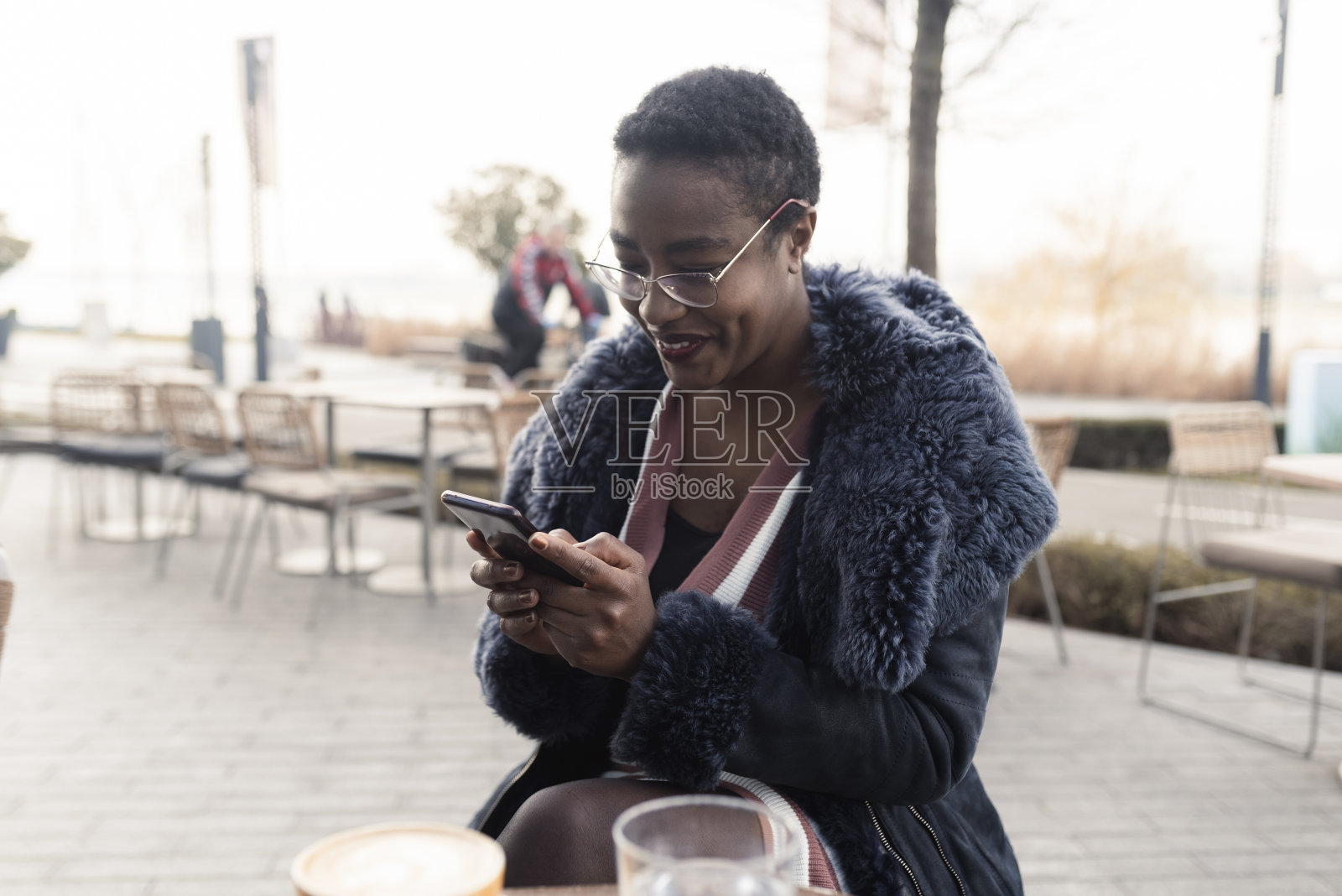 美丽的年轻非洲裔美国女孩在咖啡馆放松照片摄影图片