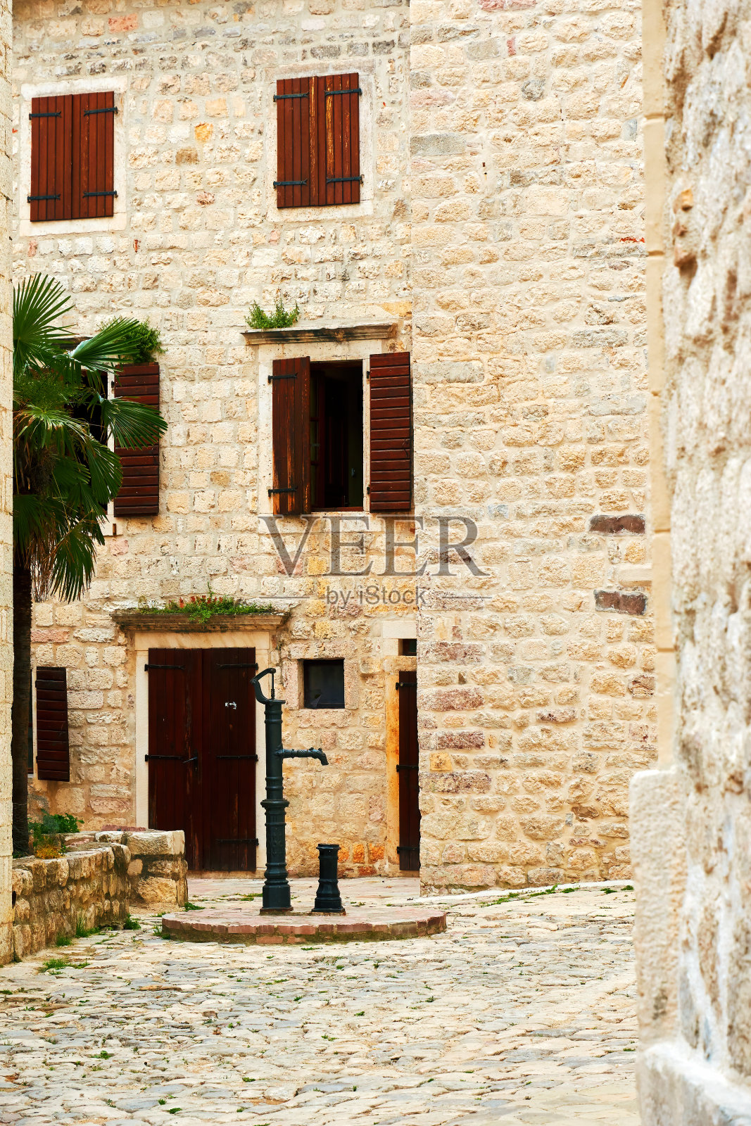 老科托尔庭院，石屋和水泵照片摄影图片