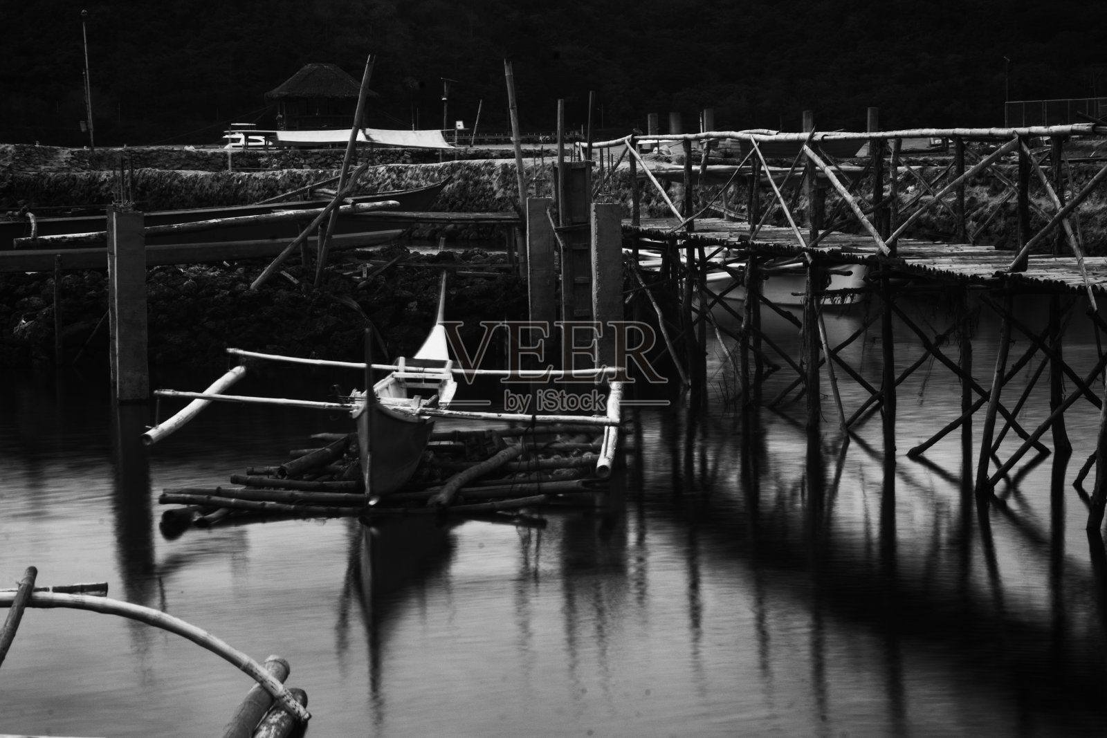 海滩附近渔船的风景照片摄影图片