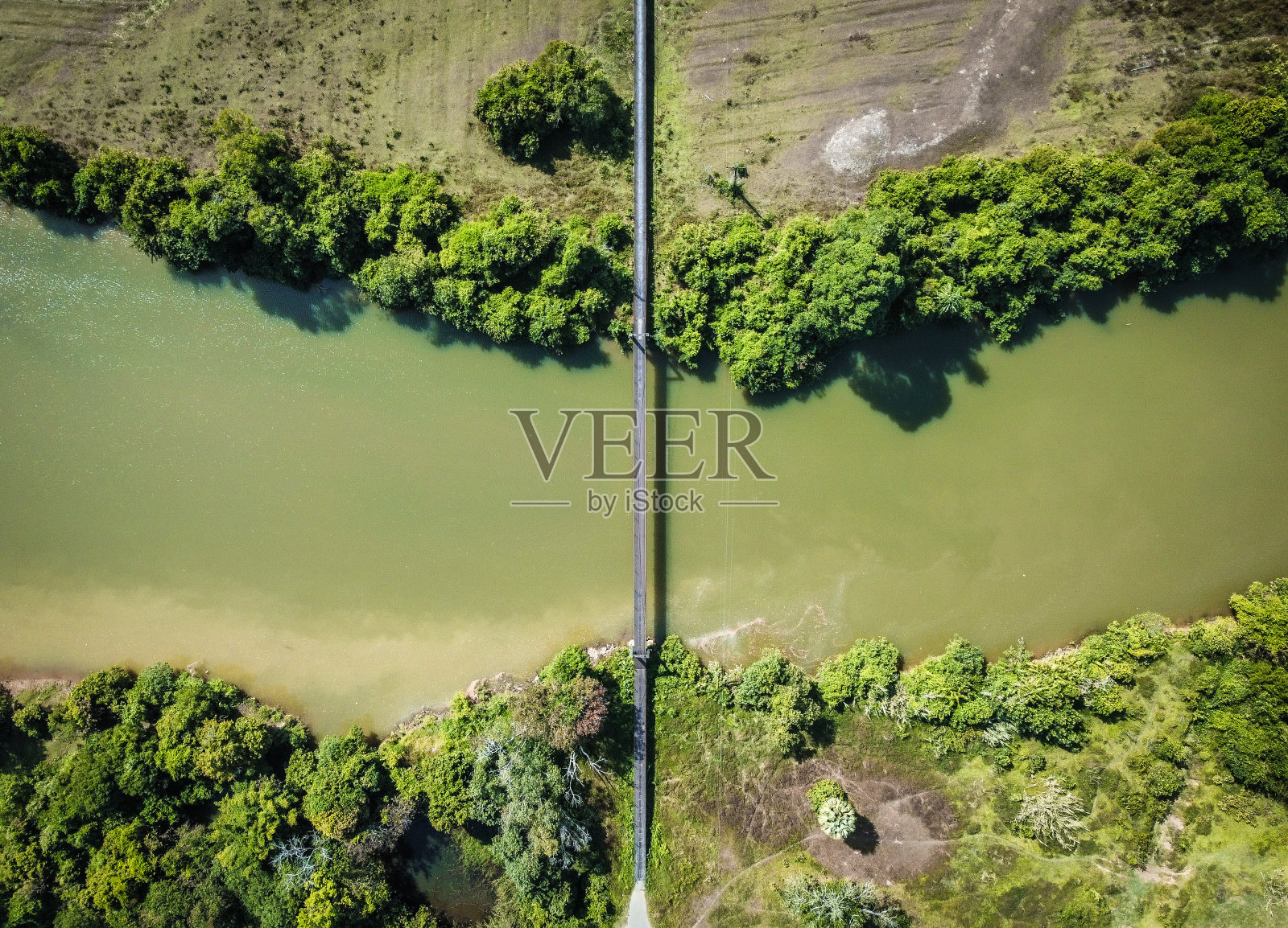 泰国攀牙河上的桥，热带无人机拍摄照片摄影图片