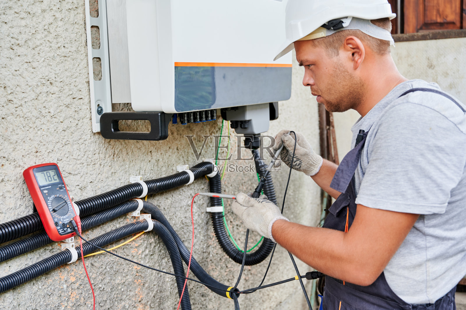 安装太阳能电池板系统，接线逆变器和电气箱照片摄影图片