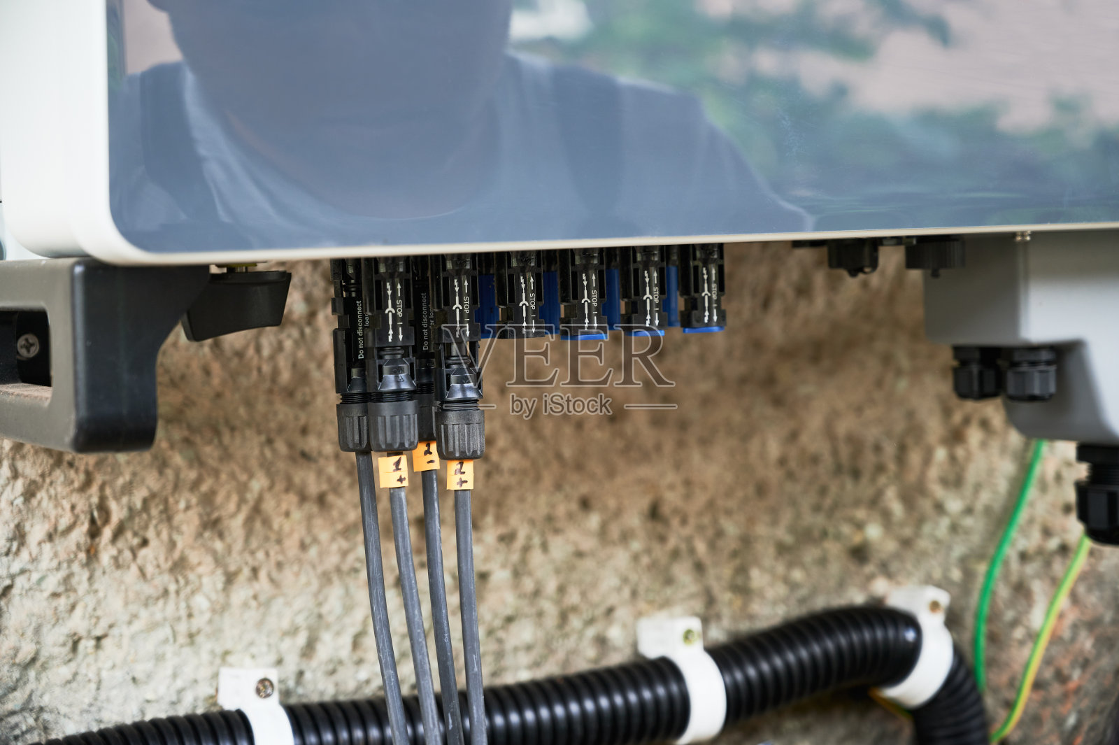 安装太阳能电池板系统，接线逆变器和电气箱照片摄影图片