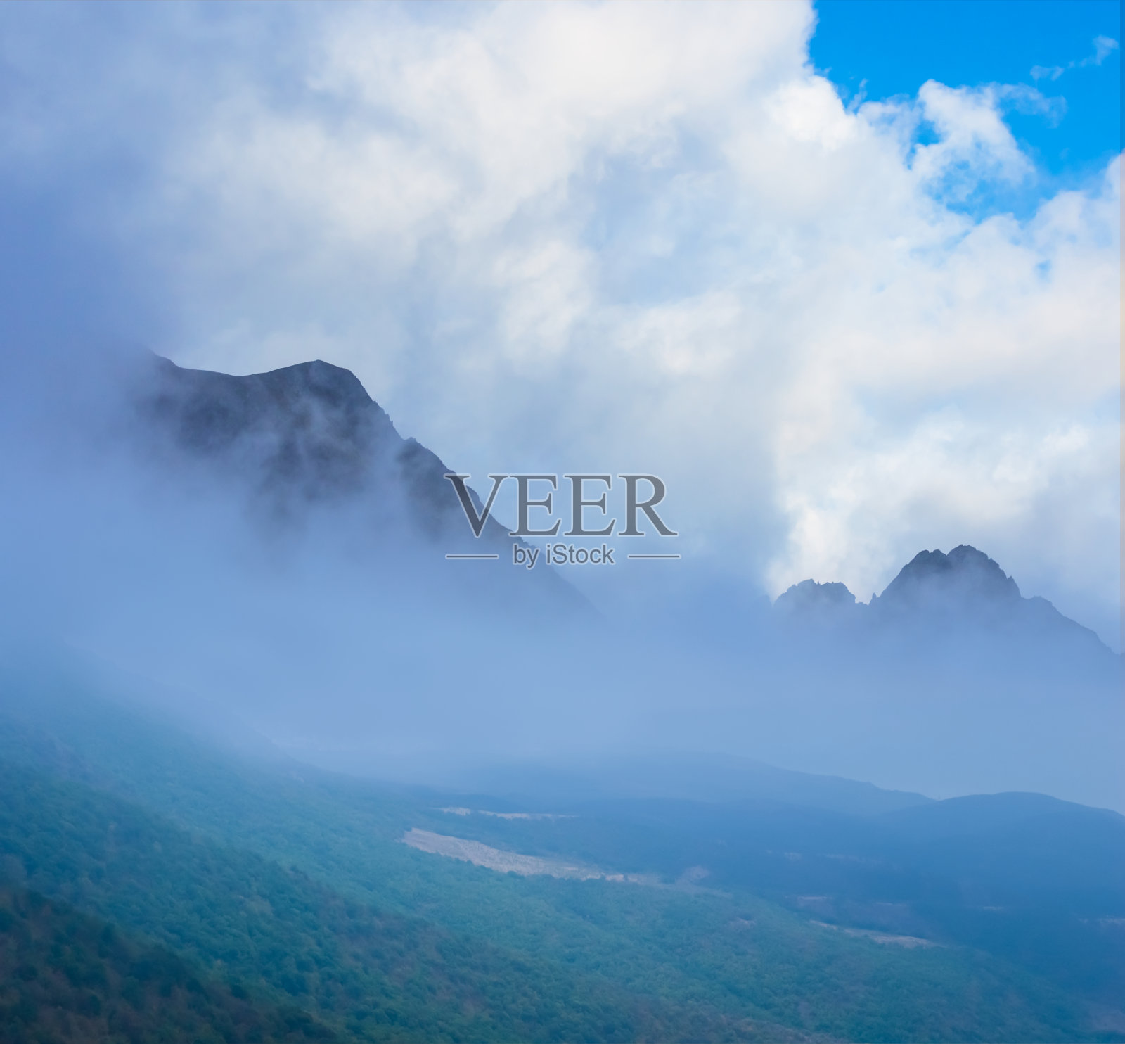 绿色的山谷在云雾中照片摄影图片