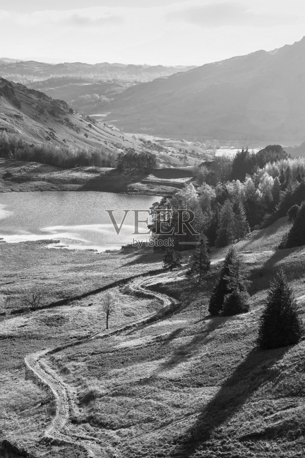 黑色和白色美丽的充满活力的秋季景观图像，从派克O'Blisco到Blea Tarn与美丽的阳光在山脉和山谷照片摄影图片