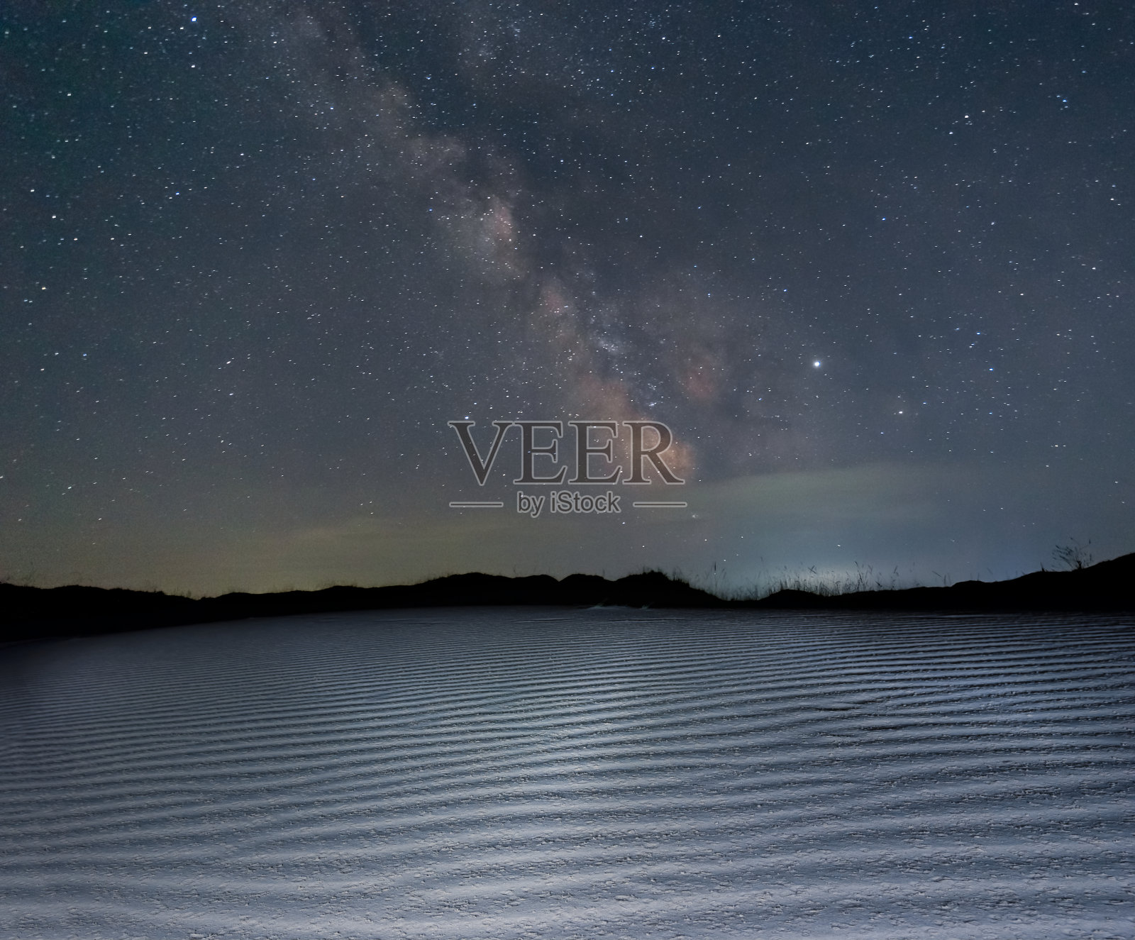 沙质沙漠上繁星满天银河，美丽的夜景照片摄影图片