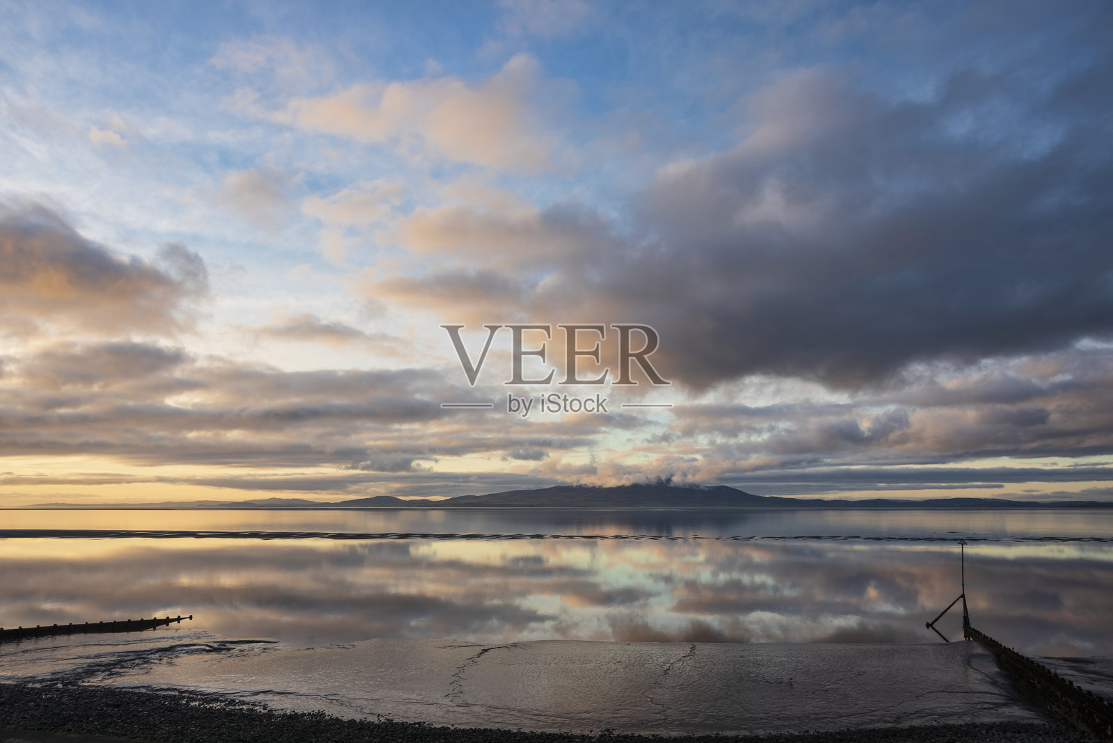 索尔威湾美丽的日落景观图片，从Silloth观看，在令人惊叹的秋季日落与戏剧性的天空和云的形成照片摄影图片