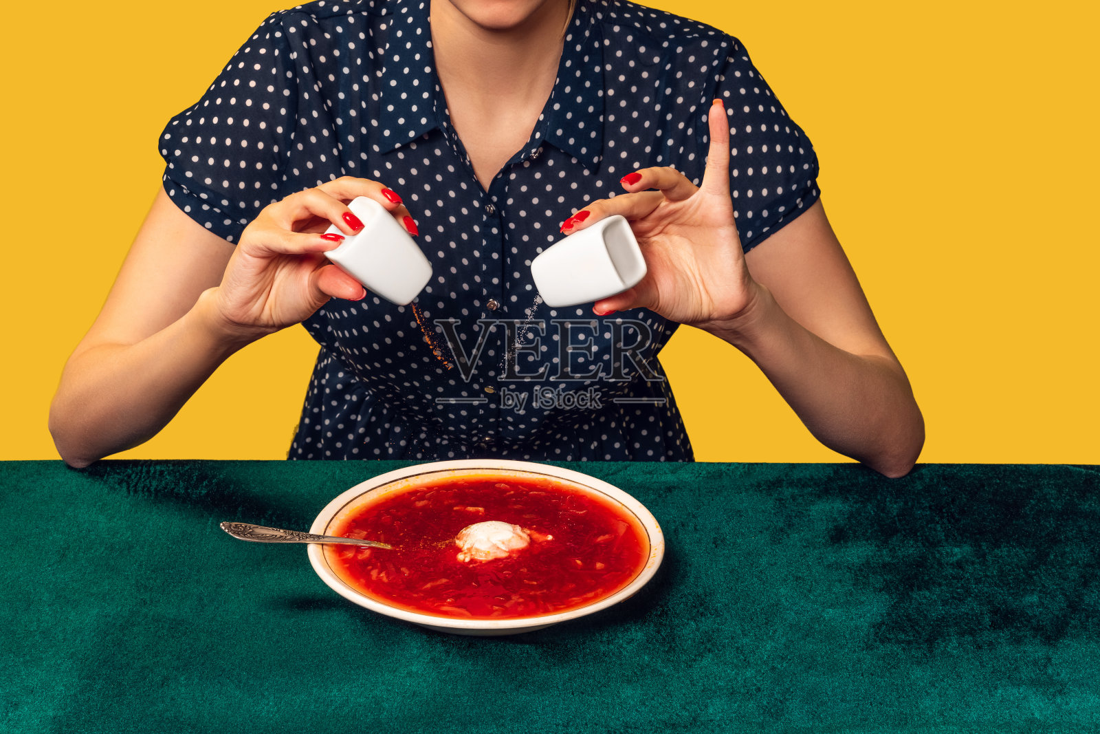 年轻女子穿着复古风格的衣服吃着乌克兰罗宋汤的创造性肖像。复古，复古风格的内饰。美食波普艺术摄影。照片摄影图片