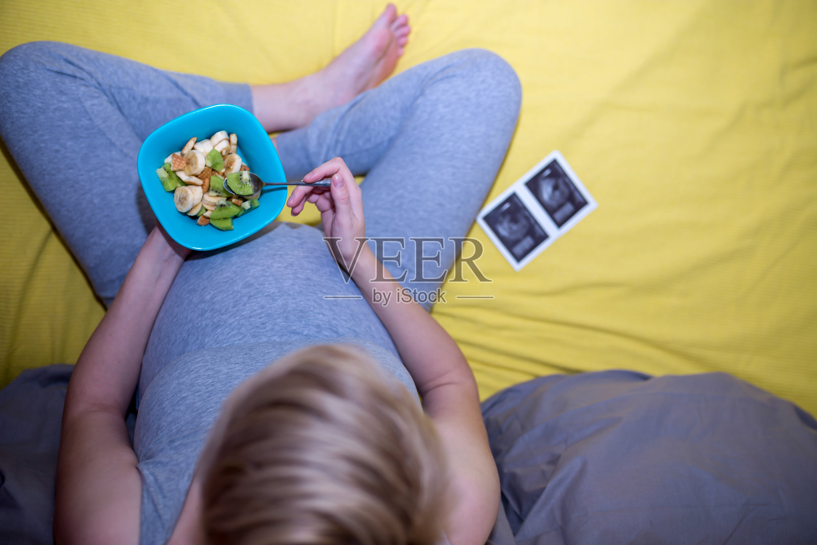 在家吃早餐照片摄影图片