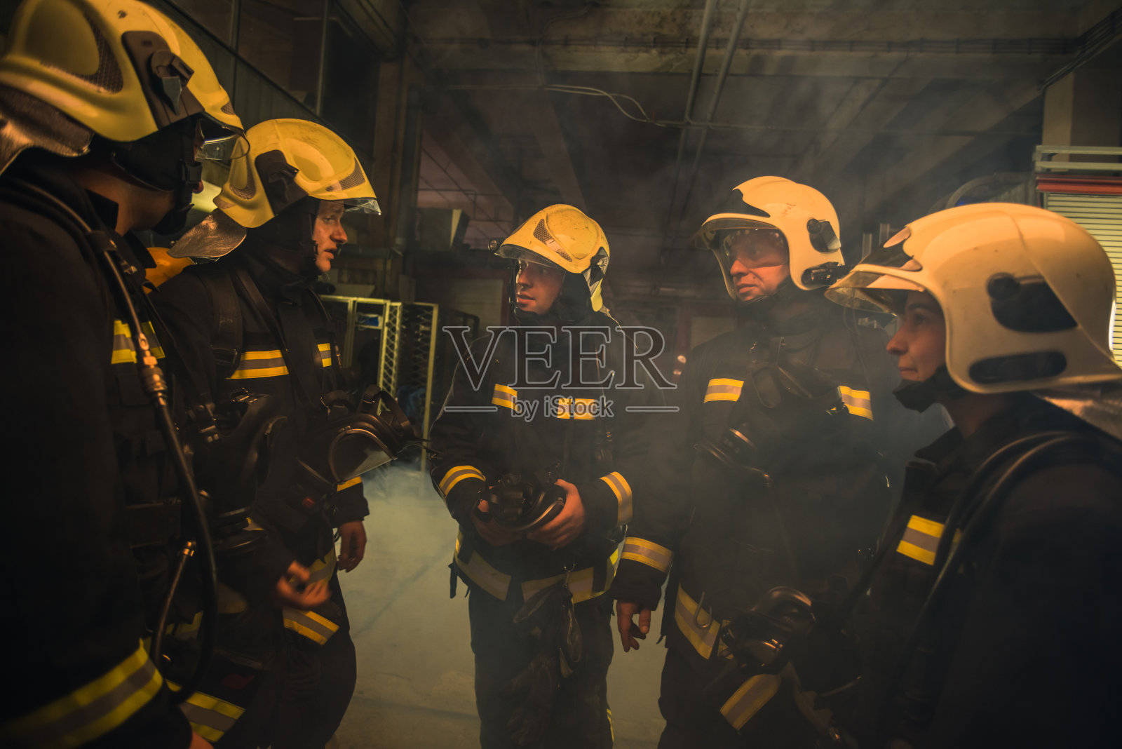 一队身穿制服的消防队员在消防站内准备安全救援照片摄影图片