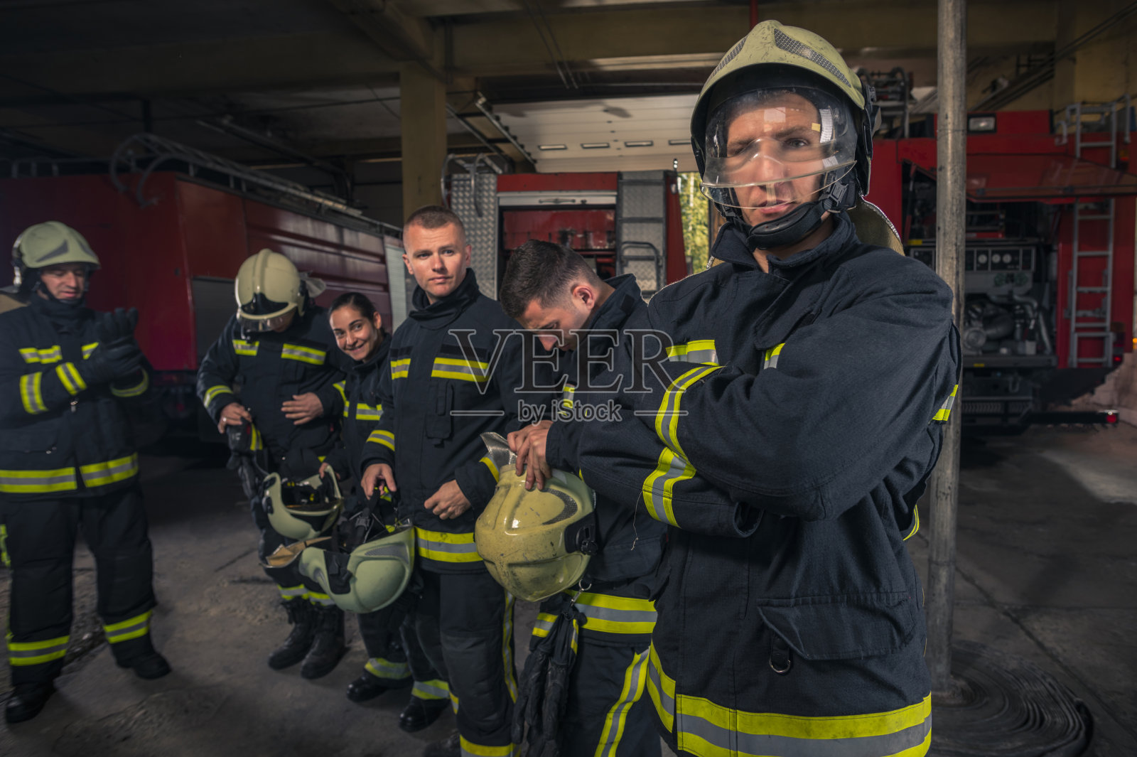 消防员准备应急服务消防员戴上手套。照片摄影图片