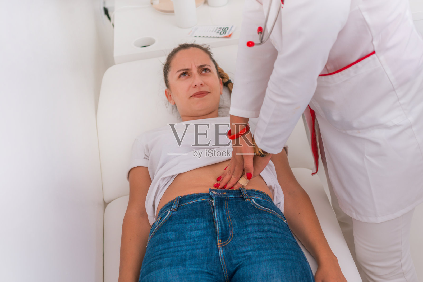 一个十几岁的女孩的反射检查的特写照片。照片摄影图片