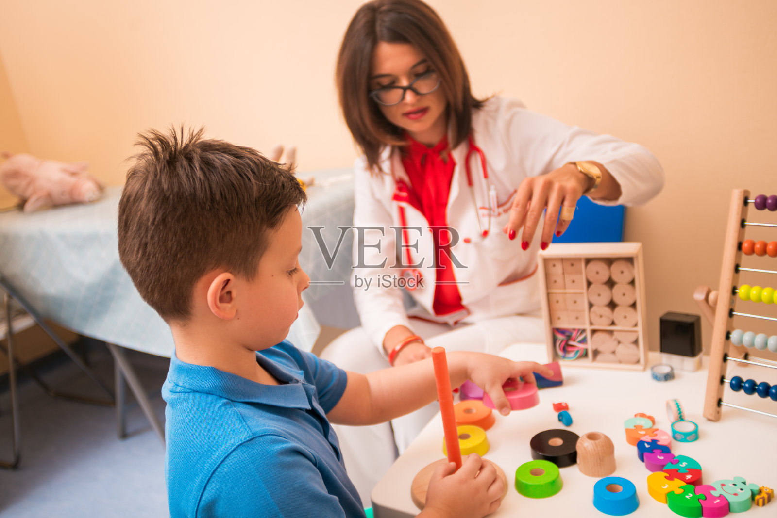 女医生正在帮助一个年轻病人解决他的问题照片摄影图片