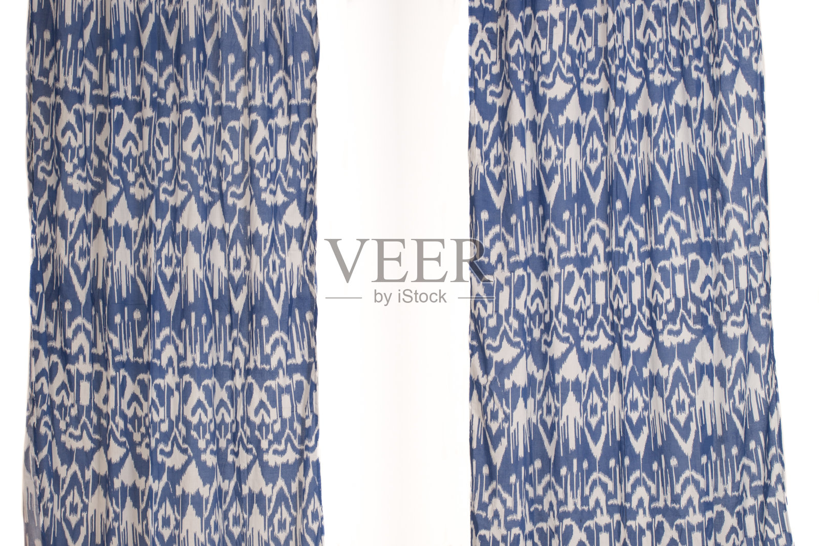 蓝色窗帘，几何民族图案，孤立在白色背景，近照片摄影图片