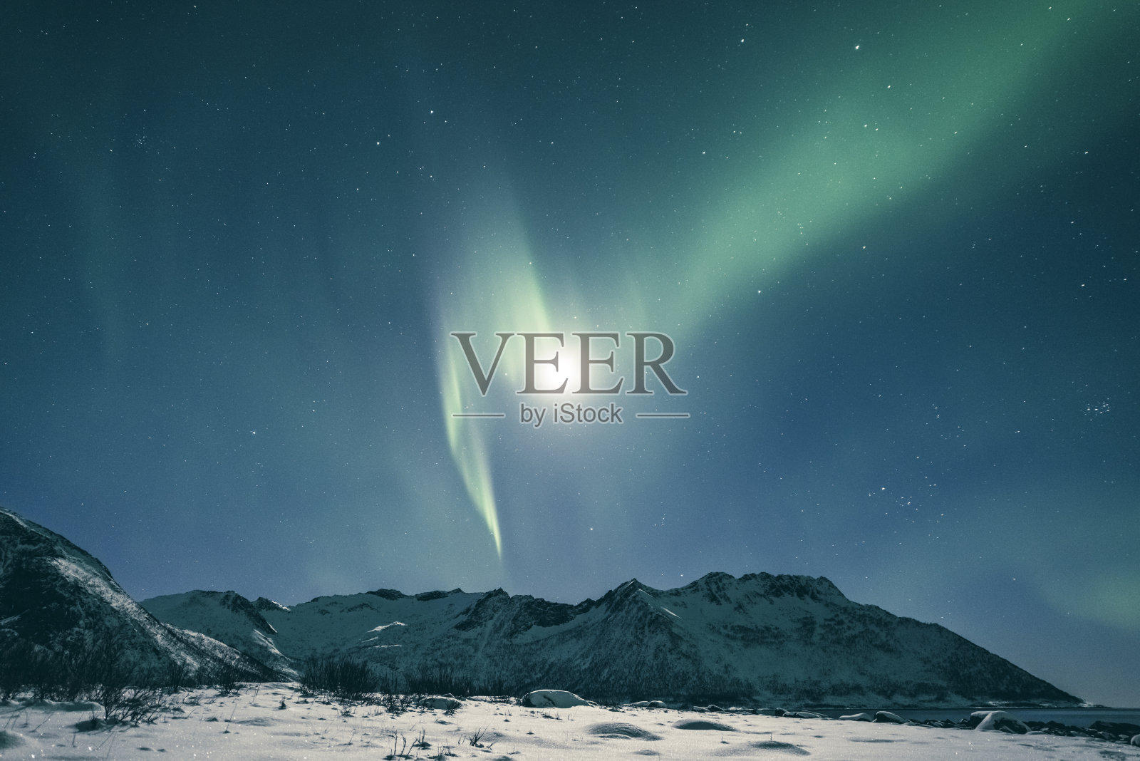 北极光出现在挪威北部的夜空中照片摄影图片