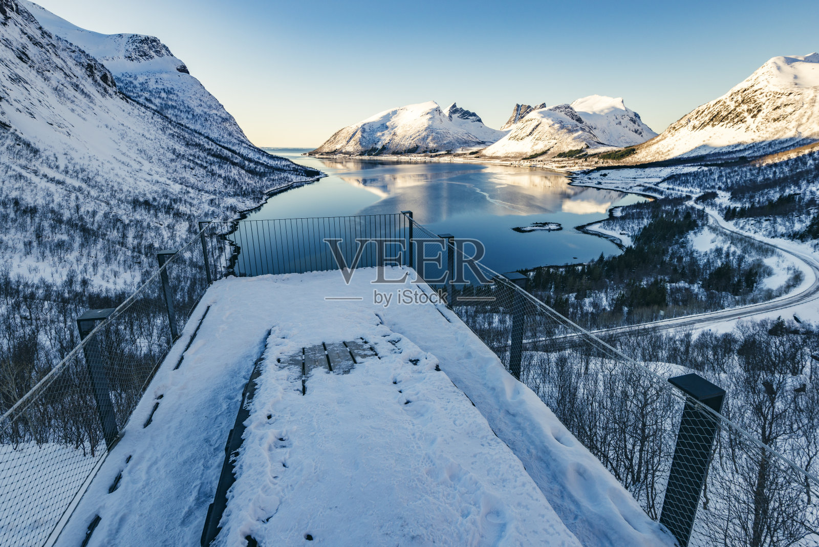 挪威北部Senja岛的Bergsfjorden冬季景观照片摄影图片