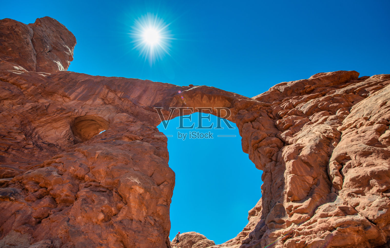 夏季犹他州拱门国家公园的炮塔拱门。照片摄影图片