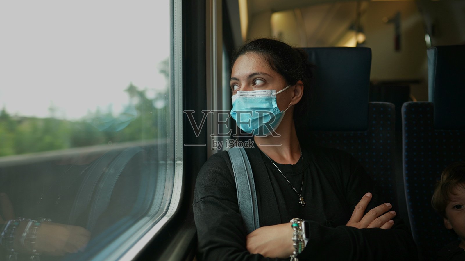 戴着医用口罩的妇女乘坐火车照片摄影图片