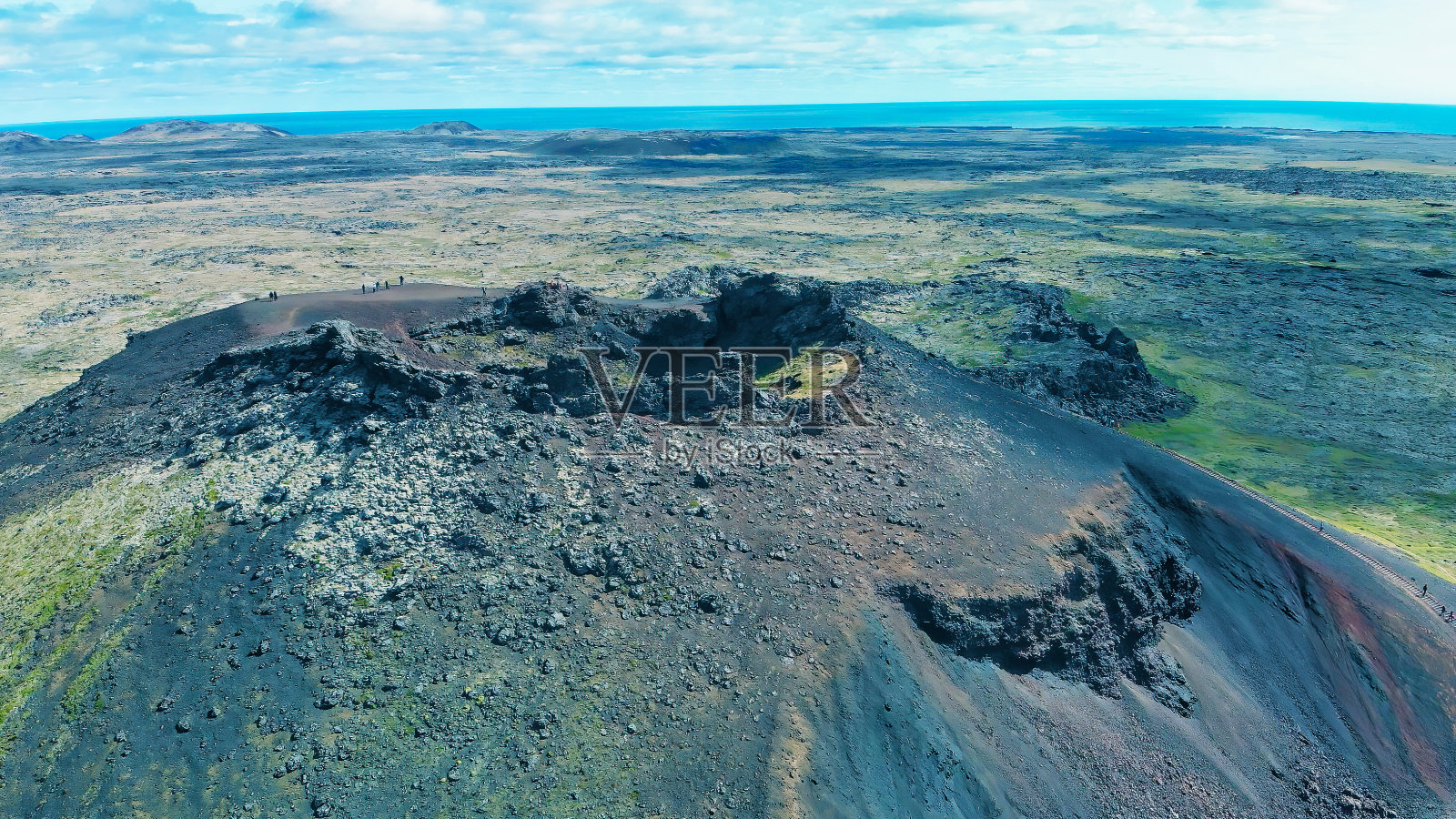 萨克斯霍尔火山口是冰岛著名的火山。在夏季从无人机鸟瞰图。照片摄影图片