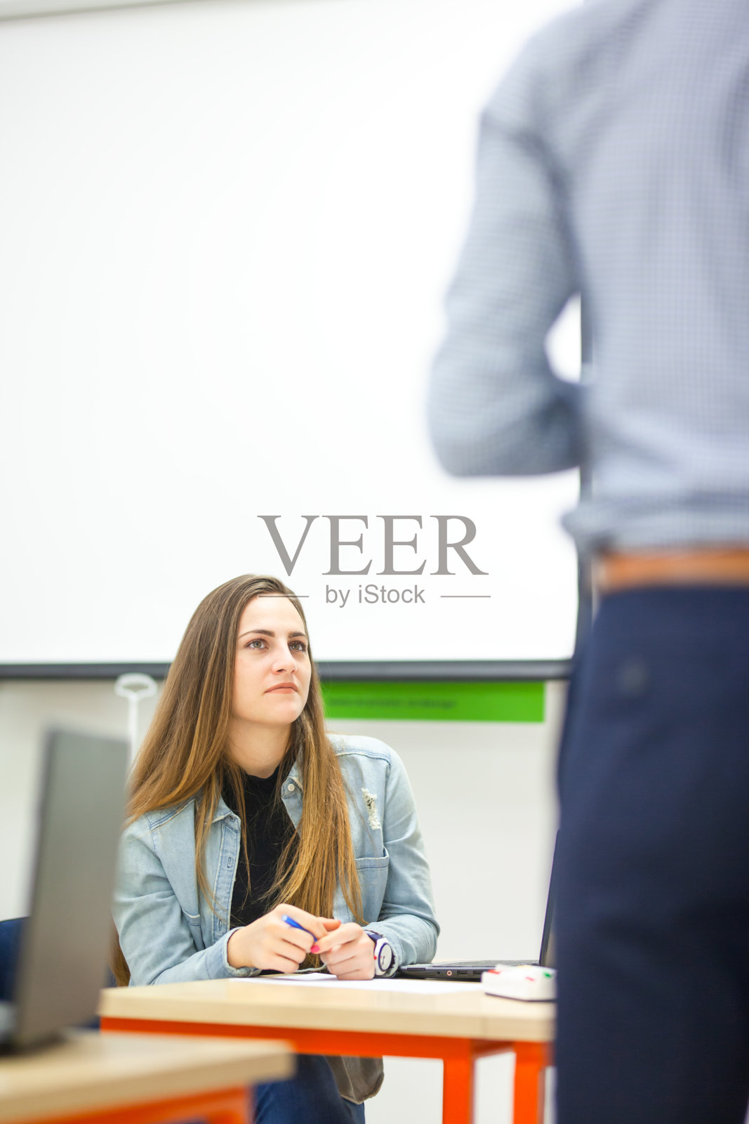 年轻的学生在现代化的教室里听讲座。照片摄影图片