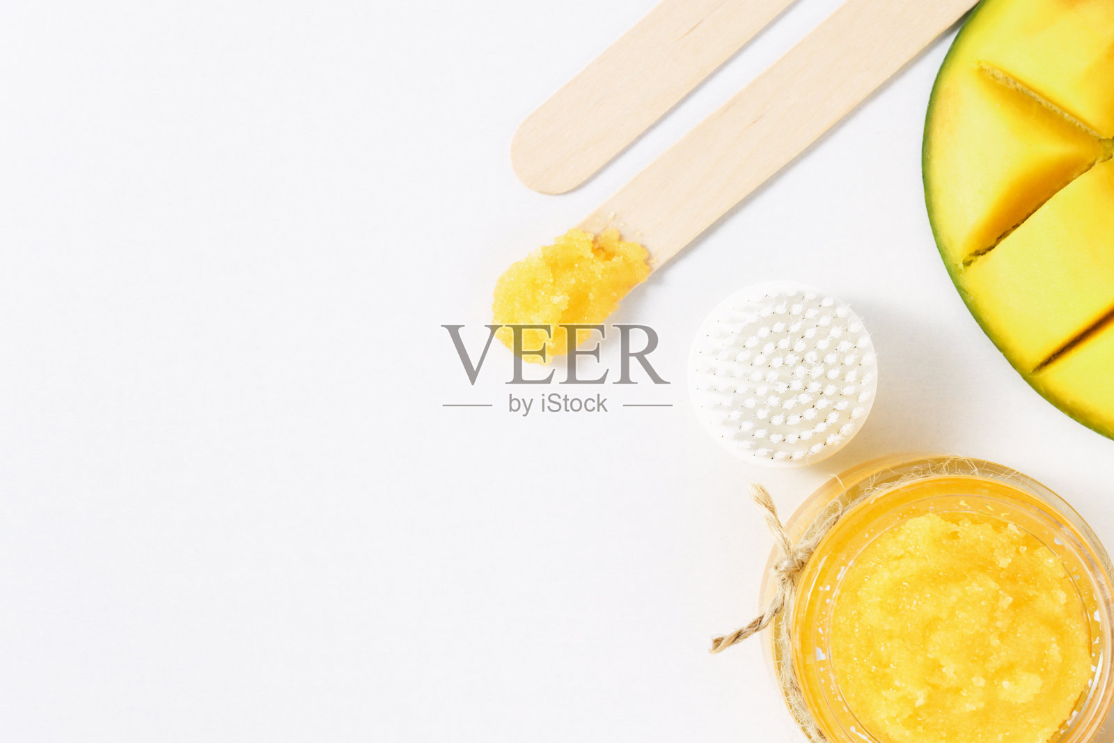 糖磨砂，剥皮刷，芒果在白色木制背景与复制空间，俯视图。水疗和美容身体护理。照片摄影图片