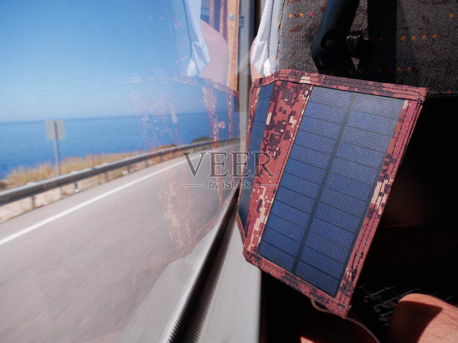 巴士车窗上装有旅游用太阳能电池板。照片摄影图片