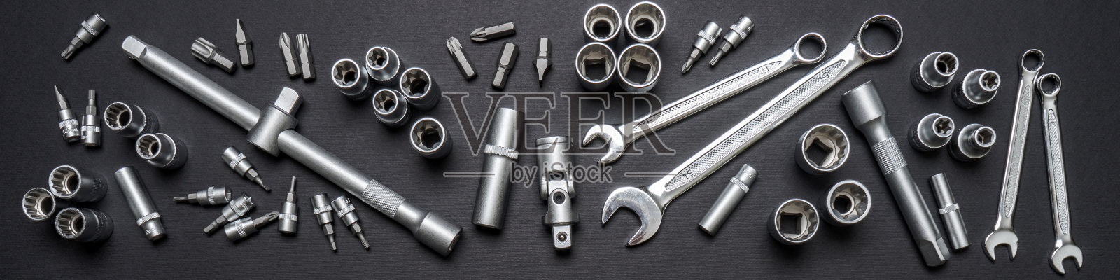 工具设置在黑色背景。机械工具，扳手或扳手。技术修理，设备机械服务，劳动或父亲节概念。平躺，俯视图，横幅照片摄影图片