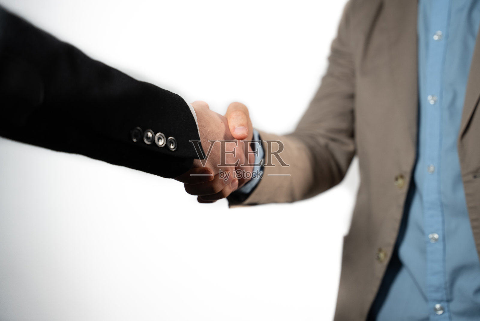 商务人士在办公室用电脑握手照片摄影图片