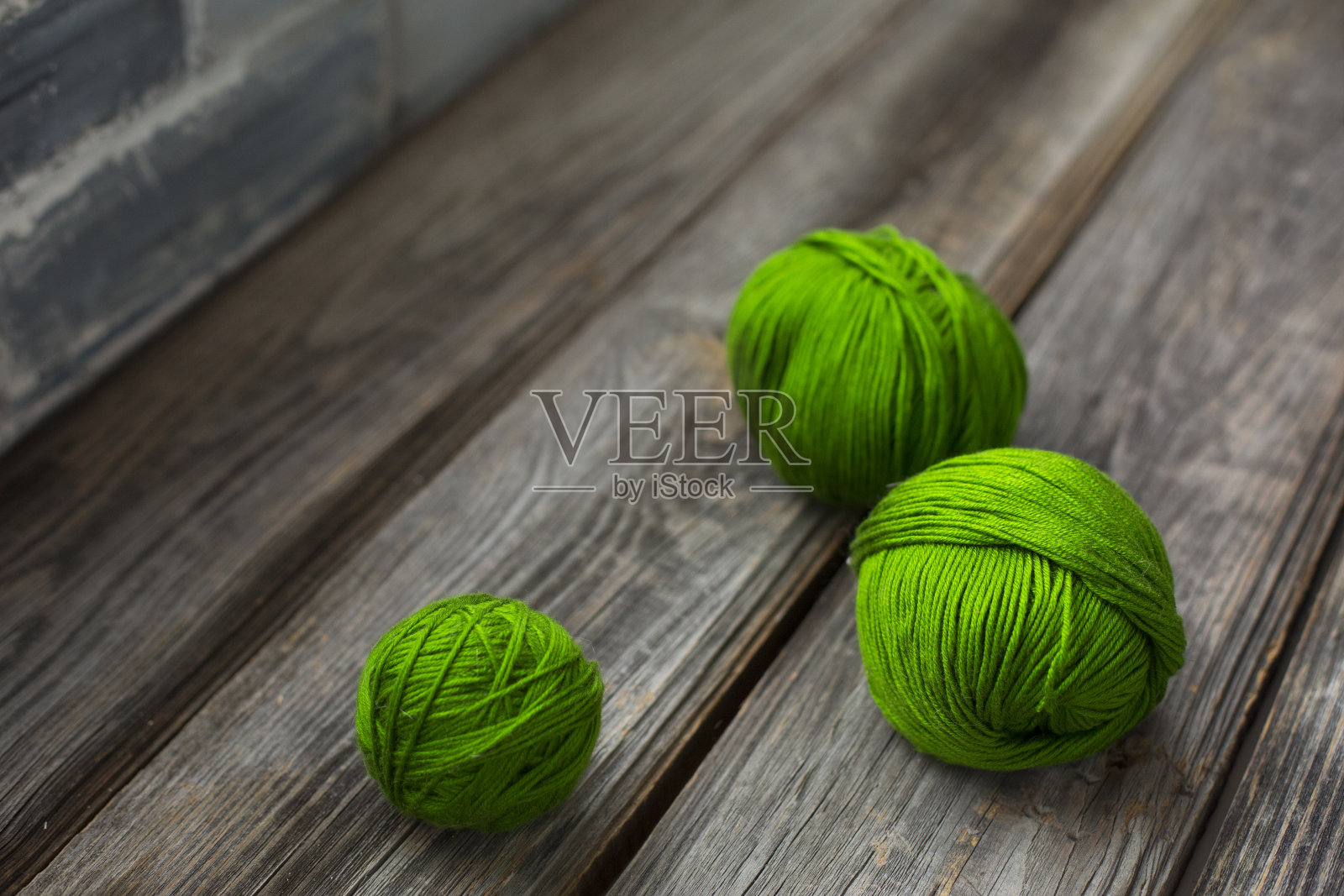 木制背景上的绿色纱线球。copyspace。爱好照片摄影图片