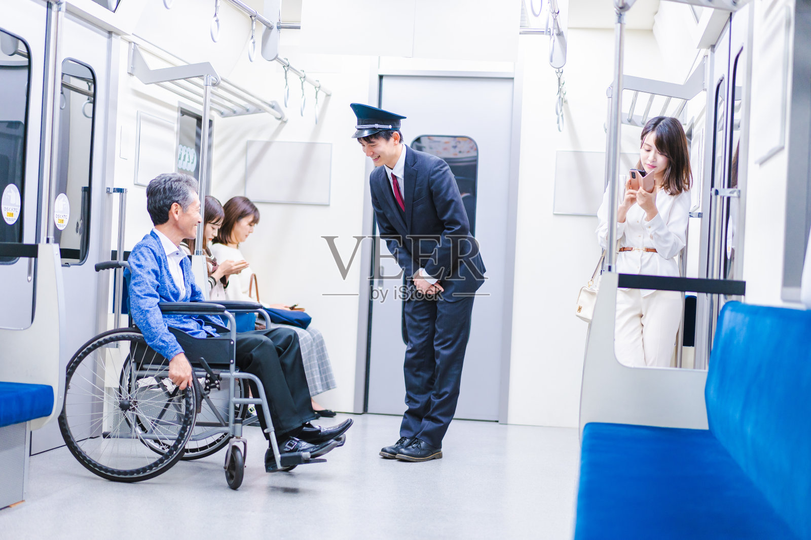 火车上坐轮椅的乘客照片摄影图片