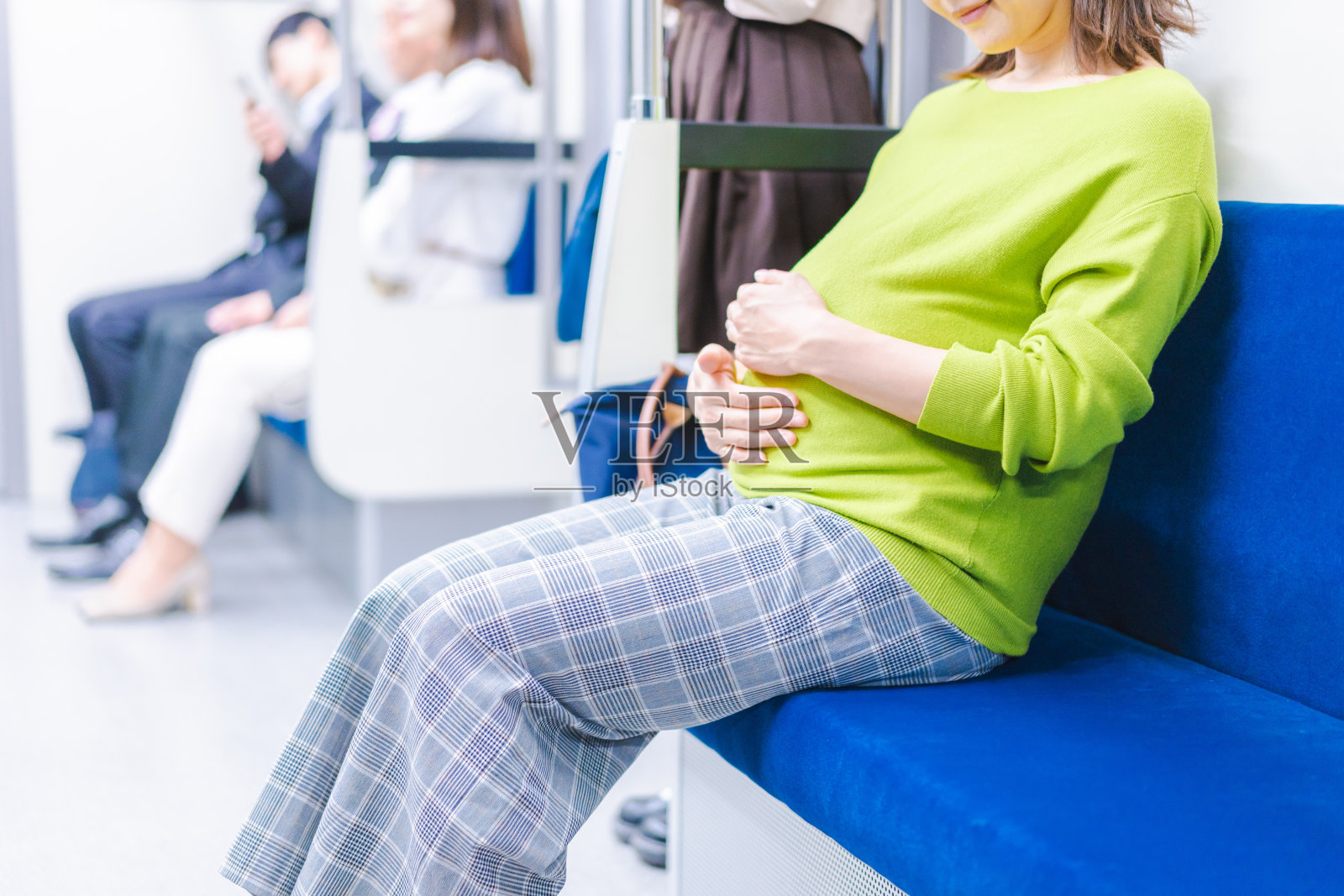 孕妇乘火车旅行照片摄影图片