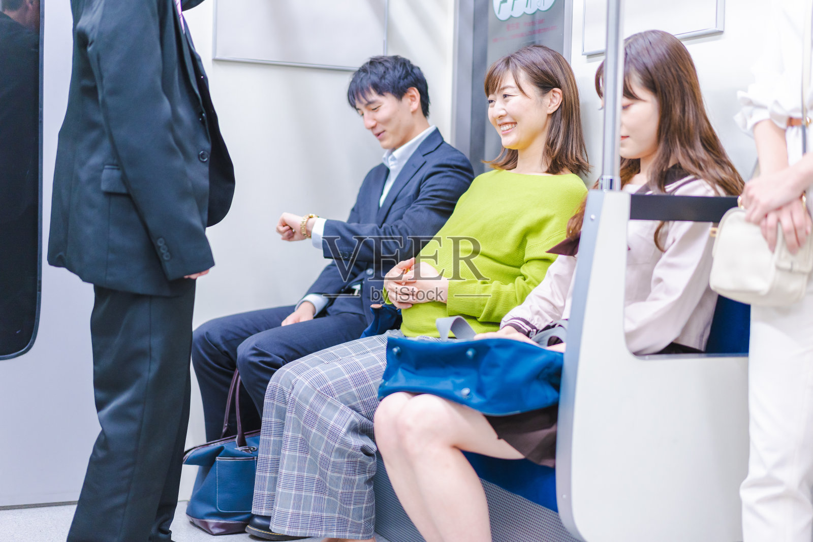 孕妇乘火车旅行照片摄影图片