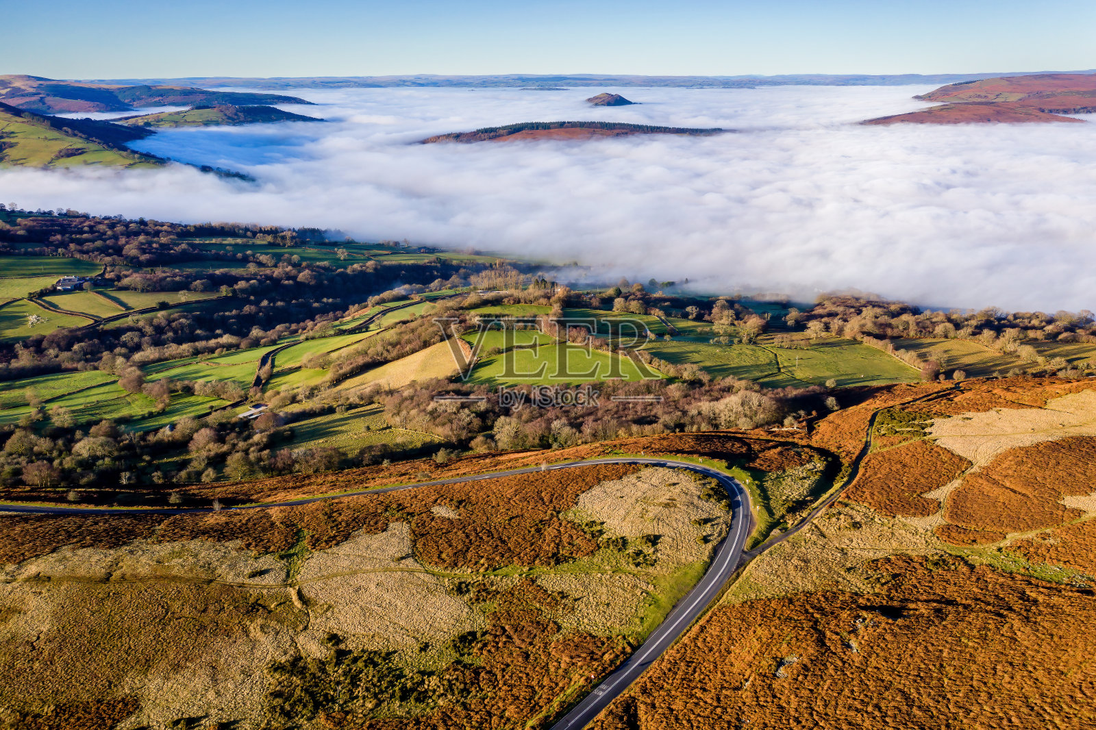 低空的雾和云在一个山谷在布雷肯信标乡村，威尔士照片摄影图片